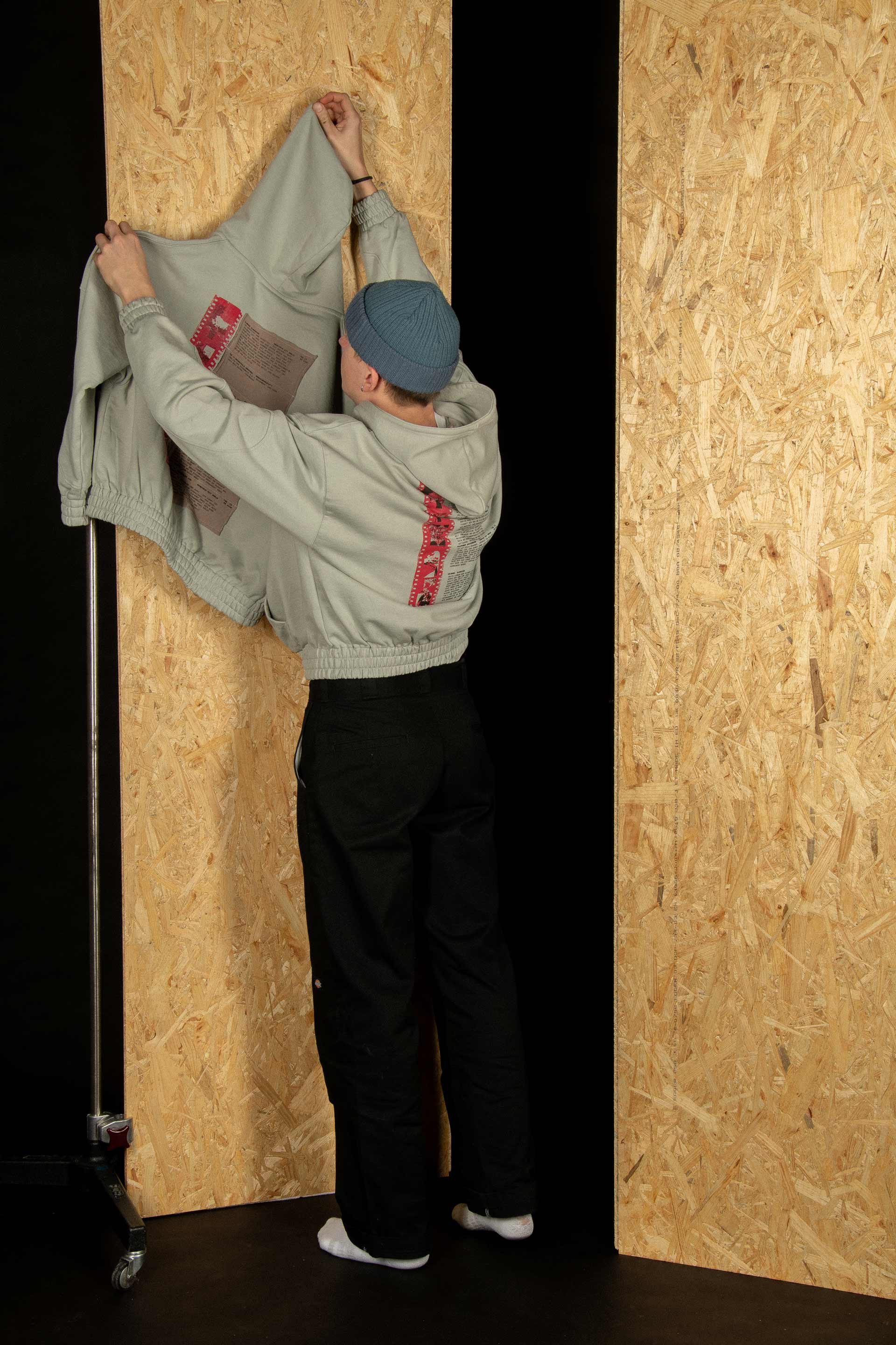 Bild von Hoodie aufgehängt und getragen