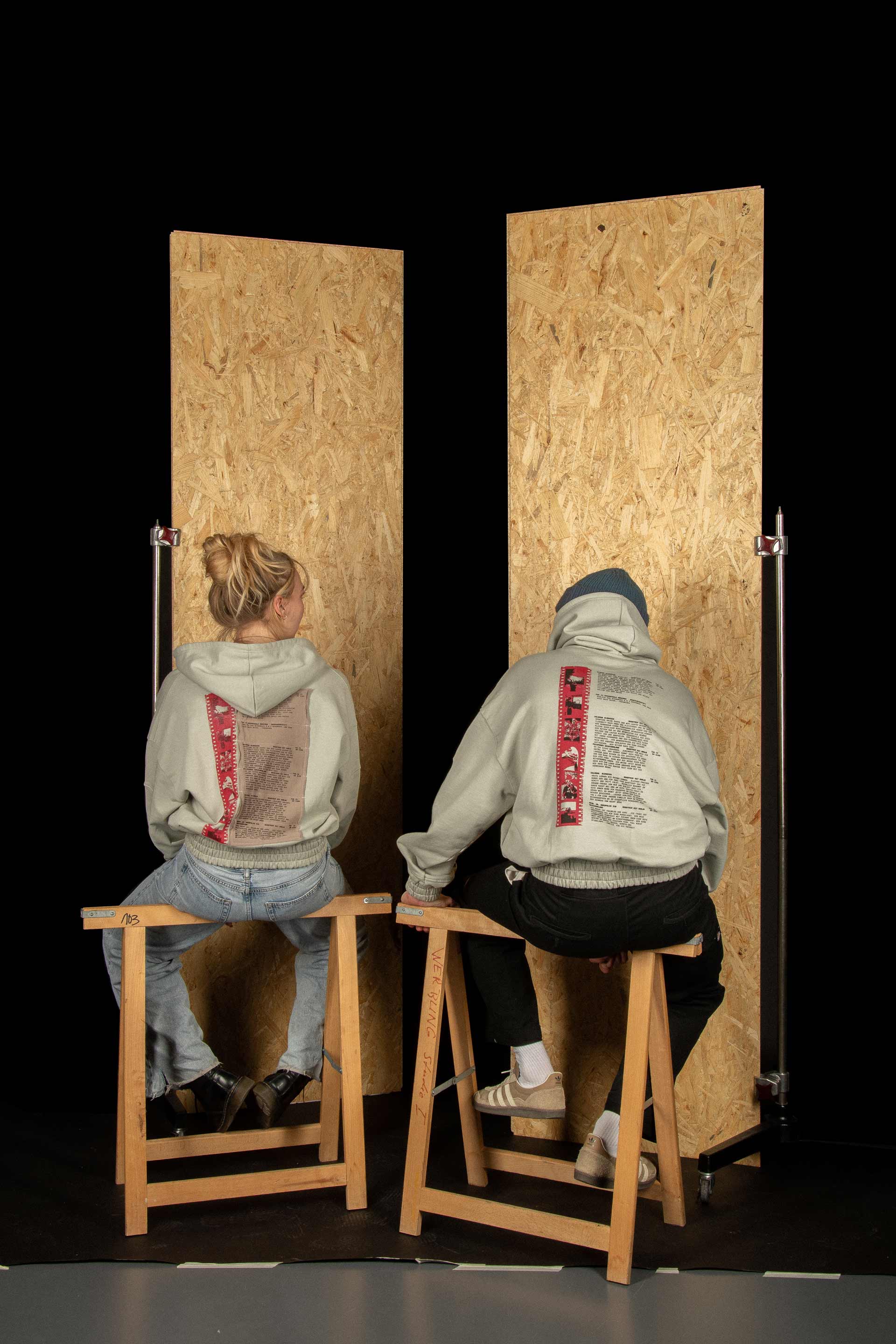 Bild von Hoodies getragen sitzend
